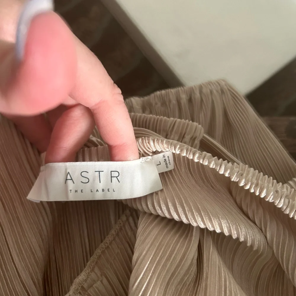 ASTR the label champagne pearl long sleeve pleated blouse